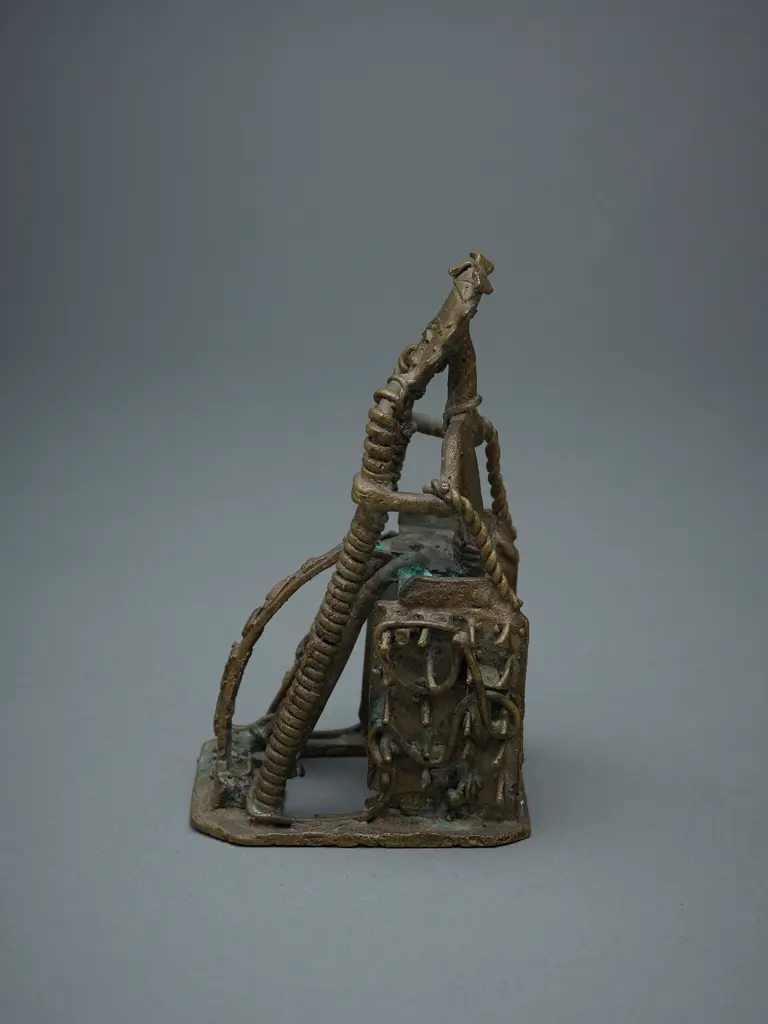 African brass and wire-formed seated figure, Image 1++